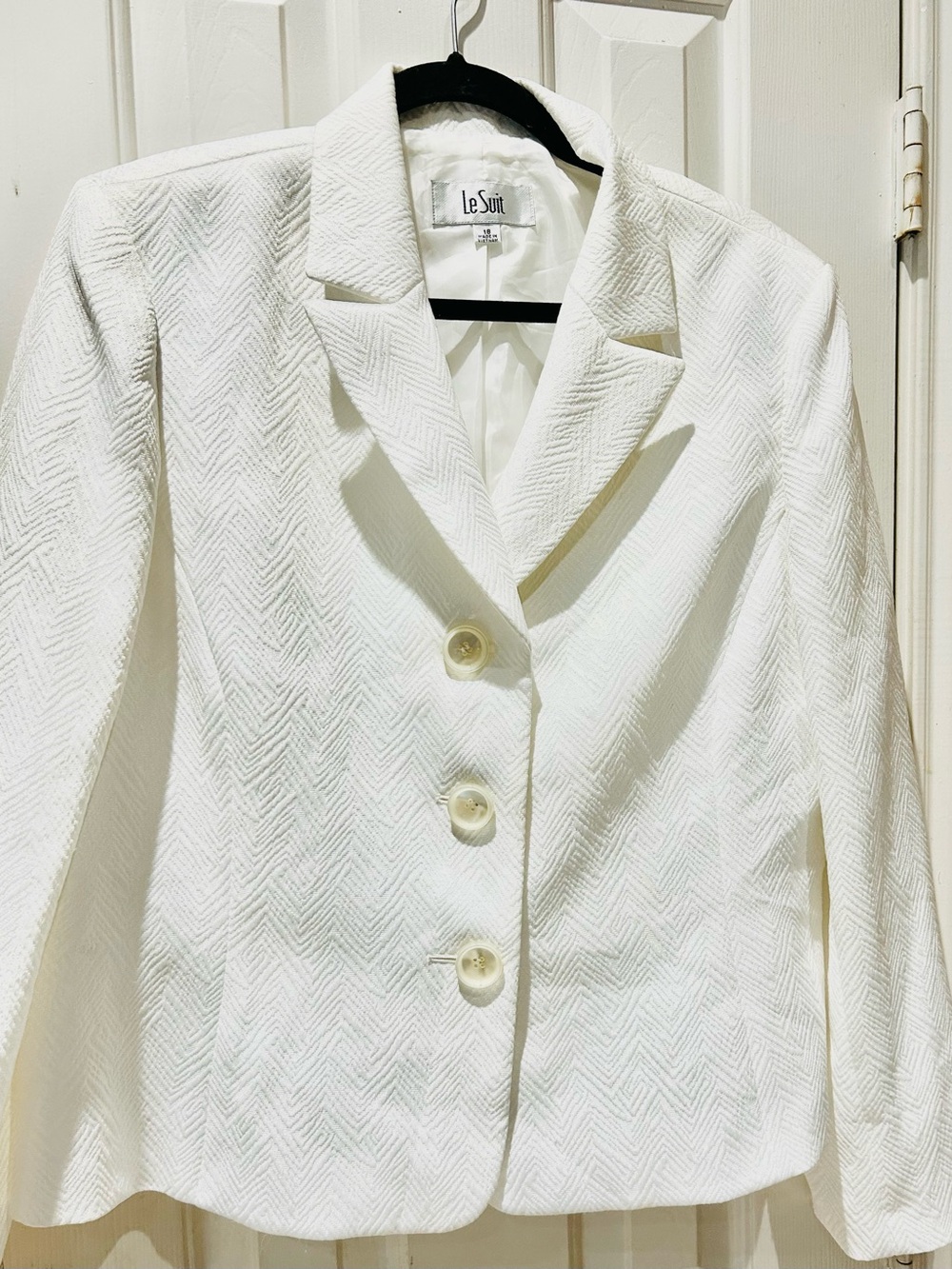 Le Suit White Textured Chevron 3-Button Blazer